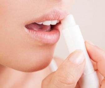 Cả đời môi không bao giờ bị nứt nẻ bằng mẹo đơn giản